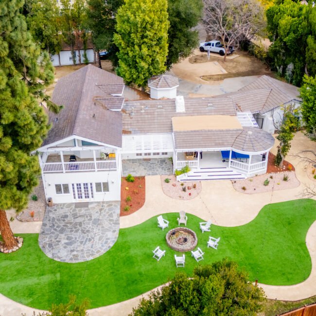 An aerial view of the backyard of Thrive Treatment residential and detox in Woodland Hills.
