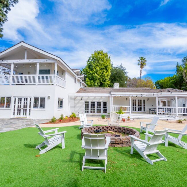 Fire pit in the backyard of Thrive Treatment residential and detox in Woodland Hills.