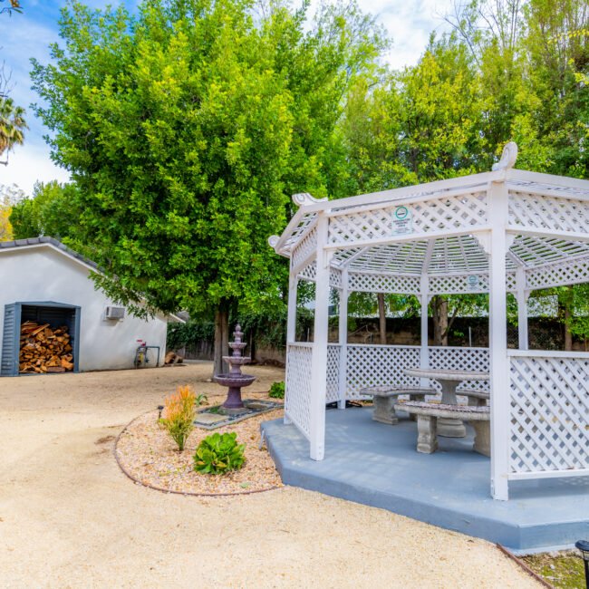 The beautiful gazebo in the backyard of Thrive Treatment residential and detox in Woodland Hills.